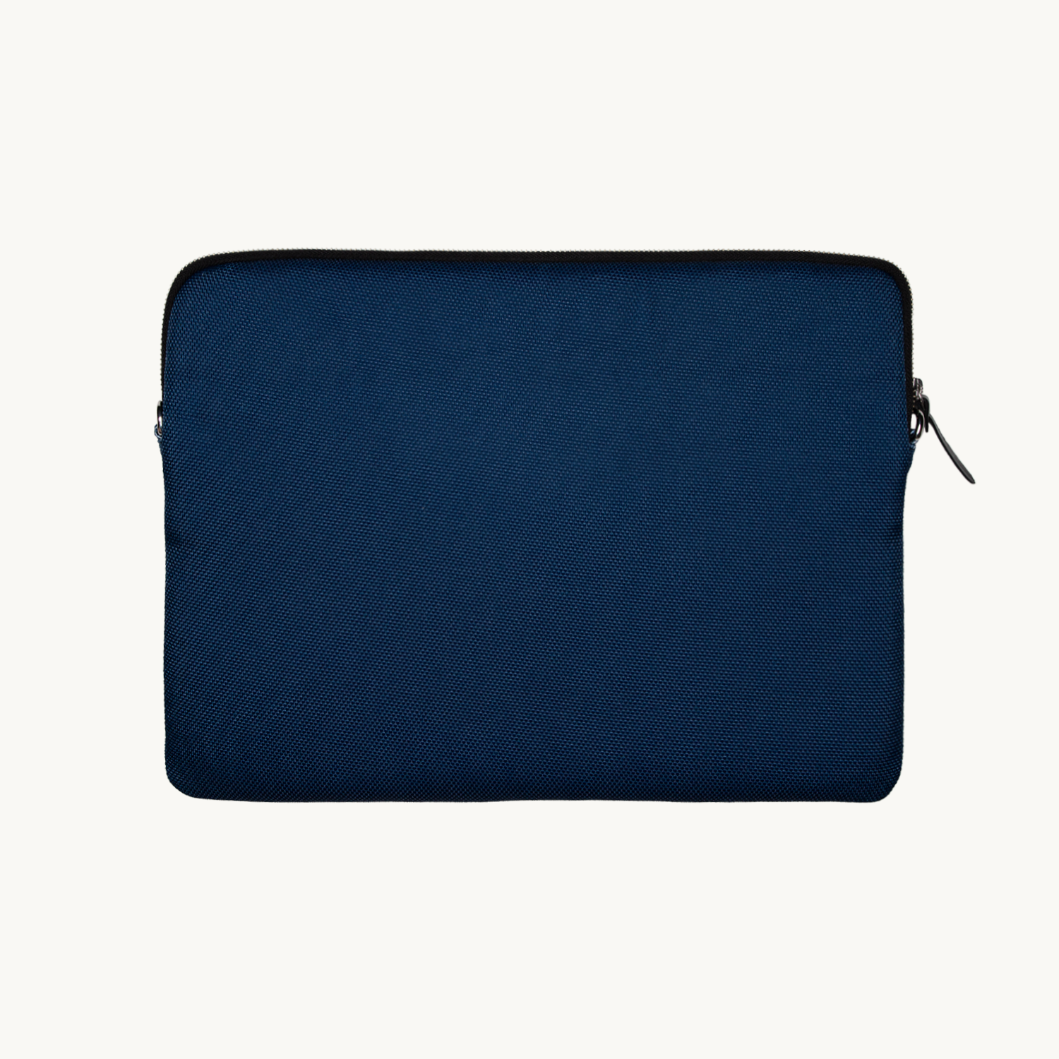 Pochette en tissu bleu marine avec détail en cuir noir, accessoire élégant et pratique