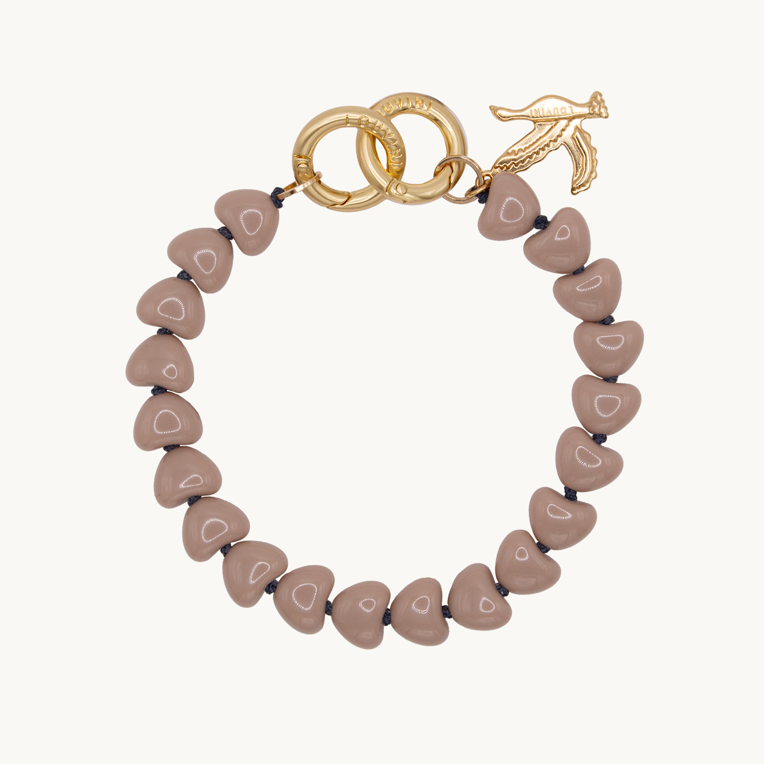Petite chaîne bracelet de téléphone avec petits cœurs en résine beige taupe et anneaux dorés