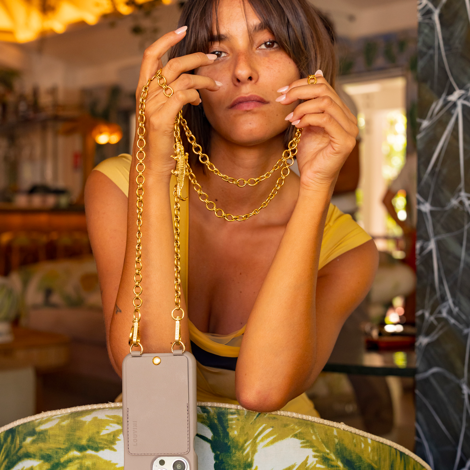chaine de téléphone bijou avec pendentif crocodile doré