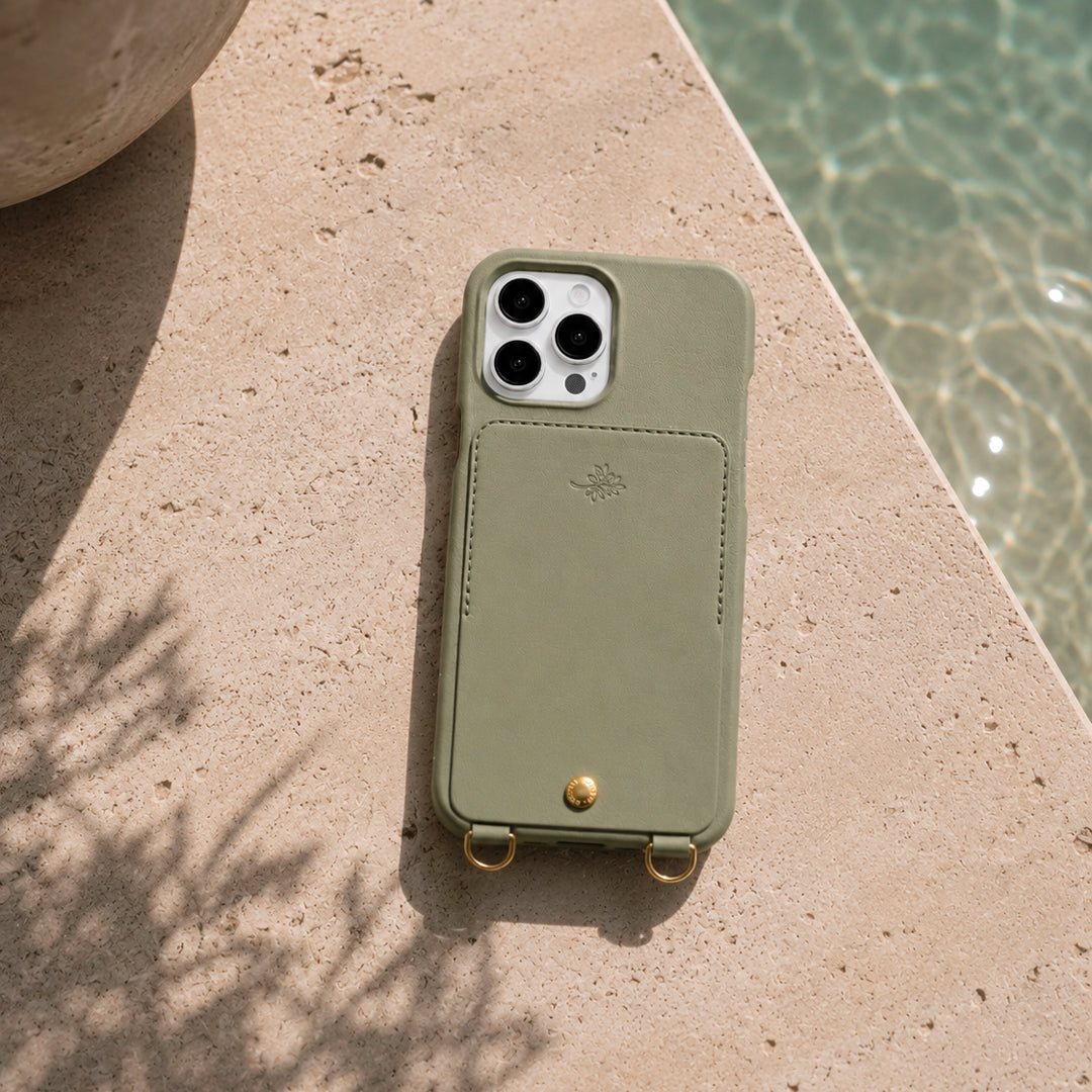 coque iphone en cuir vert olive avec porte carte et anneaux louvini x airelles