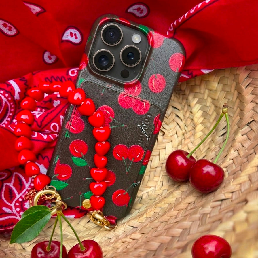 coque iphone imprimé cerises en cuir et bracelet de téléphone petits coeurs rouges