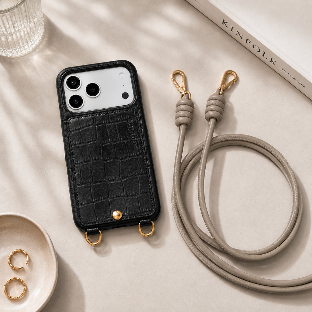 coque iphone noir imprimé crocodile et cordon de téléphone en cuir beige écru
