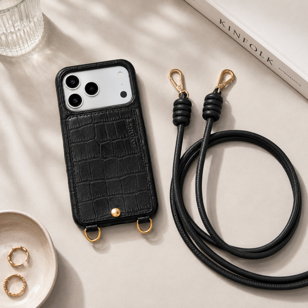 coque iphone en cuir noir embossage crocodile et cordon de téléphone