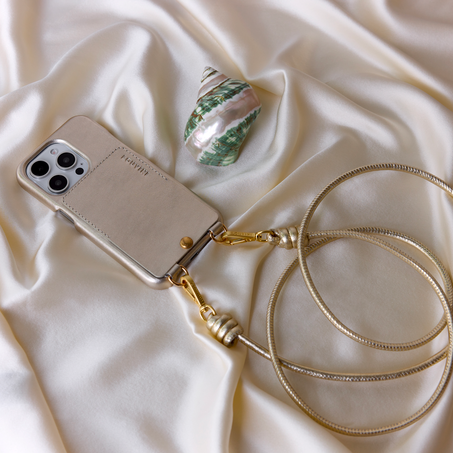 coque iphone en cuir doré avec porte carte et cordon de téléphone bandoulière en cuir doré