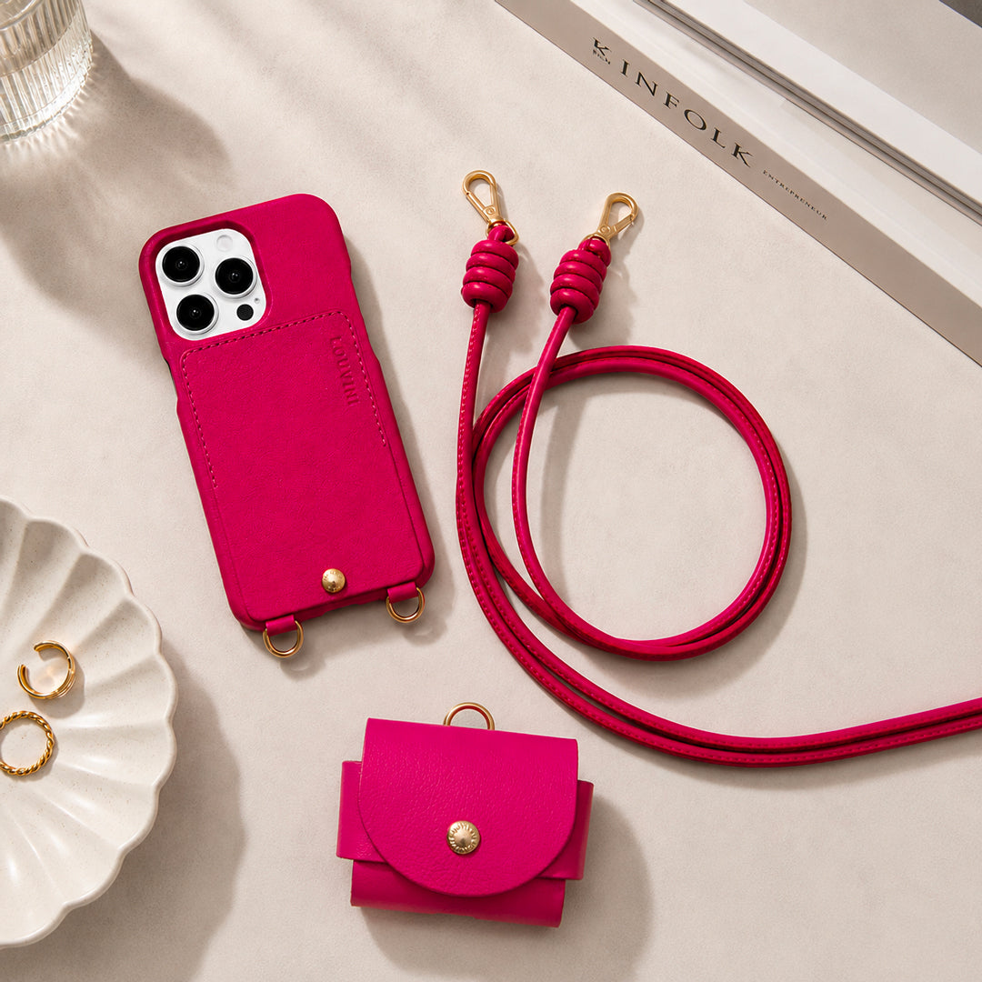 coque iphone en cuir rose fuchsia avec porte carte et anneaux, cordon en cuir bandoulière de téléphone en cuir et étui airpods