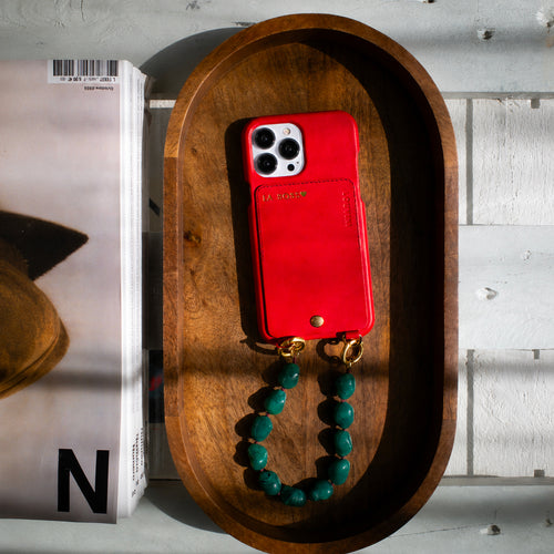 coque iphone en cuir personnalisable rouge avec bracelet de téléphone à perles vertes