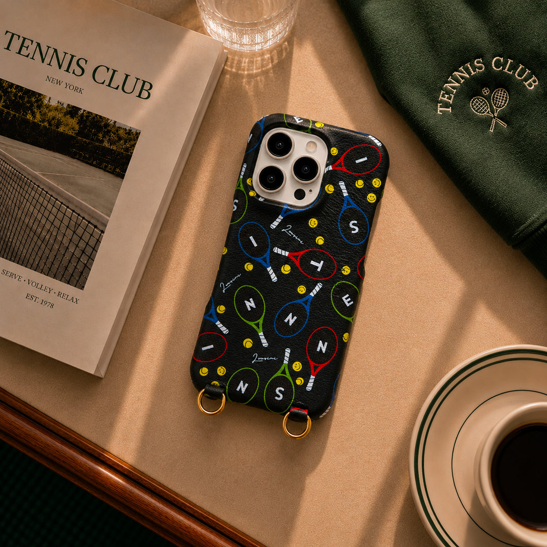 coque iphone en cuir vert foncé imprimé tennis avec raquettes et balles de tennis