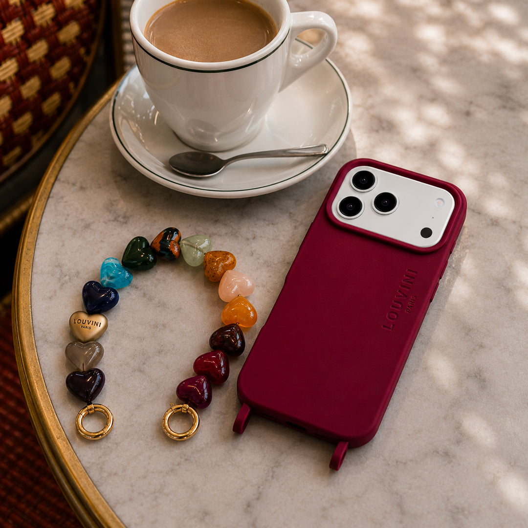 coque iphone magsafe bordeaux avec anneaux et bracelet de téléphone perles petits coeurs multicolores