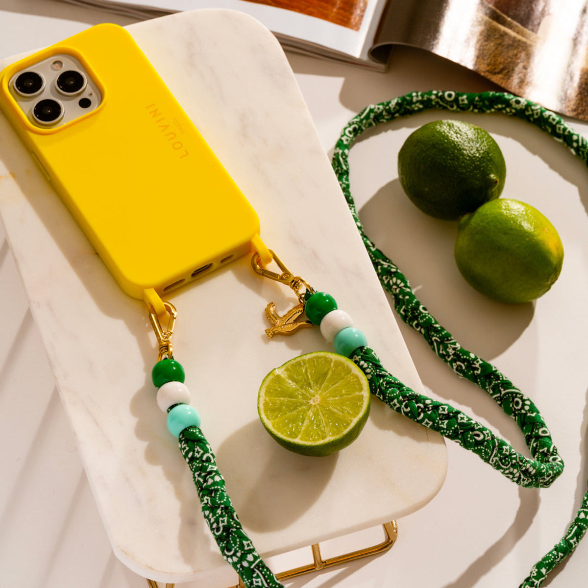 coque iphone jaune avec anneaux et cordon bandoulière de téléphone tressée imprimé bandana vert