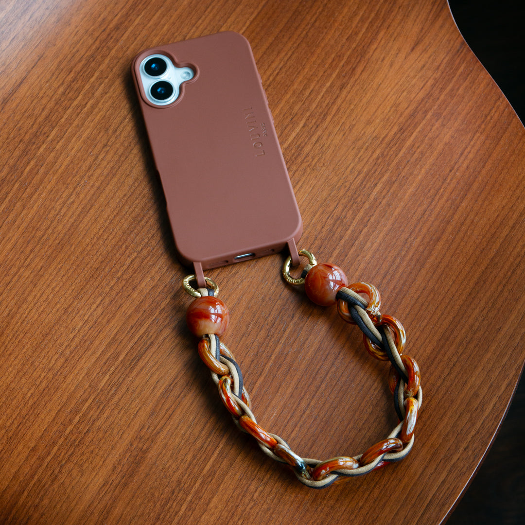 coque iphone magsafe marron et bracelet de téléphone camel