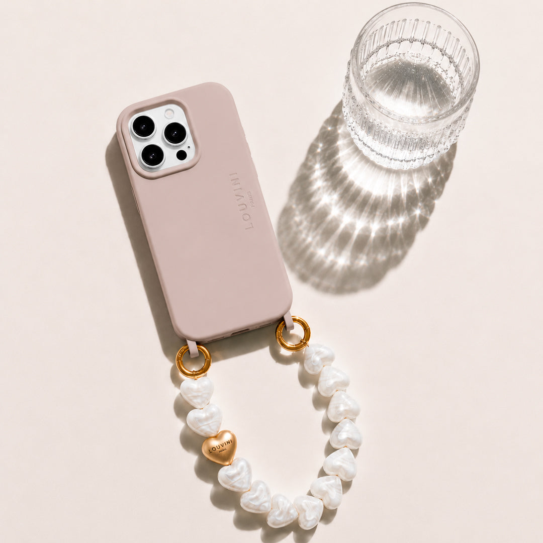coque iphone magsafe beige taupe avec anneaux et bracelet de téléphone à perles blanches coeurs