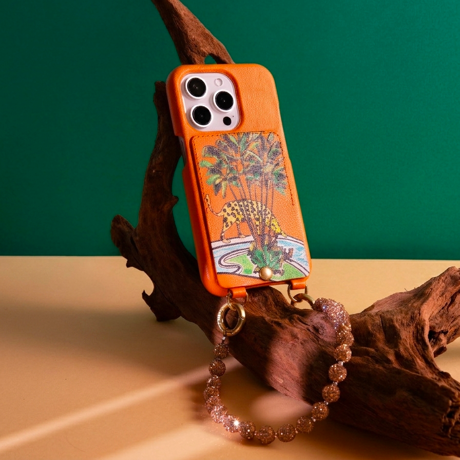 coque iphone en cuir orange imprimé tropical léopard et bracelet de téléphone à strass orange saumon