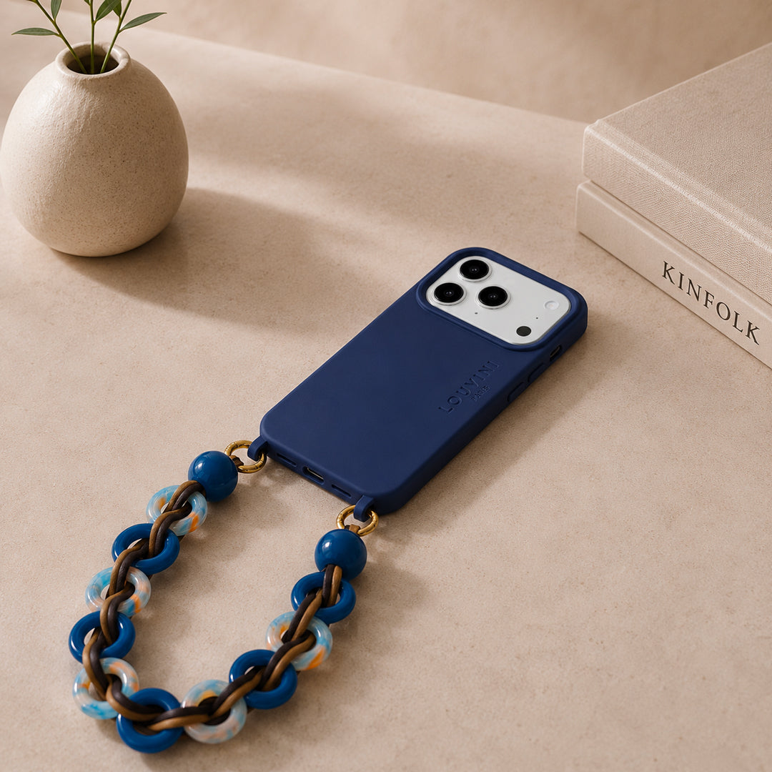 coque iphone magsafe bleu marine et bracelet de téléphone bleu à anneaux